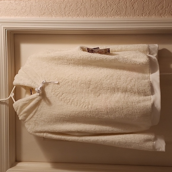 shosho Jackets & Blazers - 💕 HP 💕White Plush Fuzzy Hoodie and Jogger Set